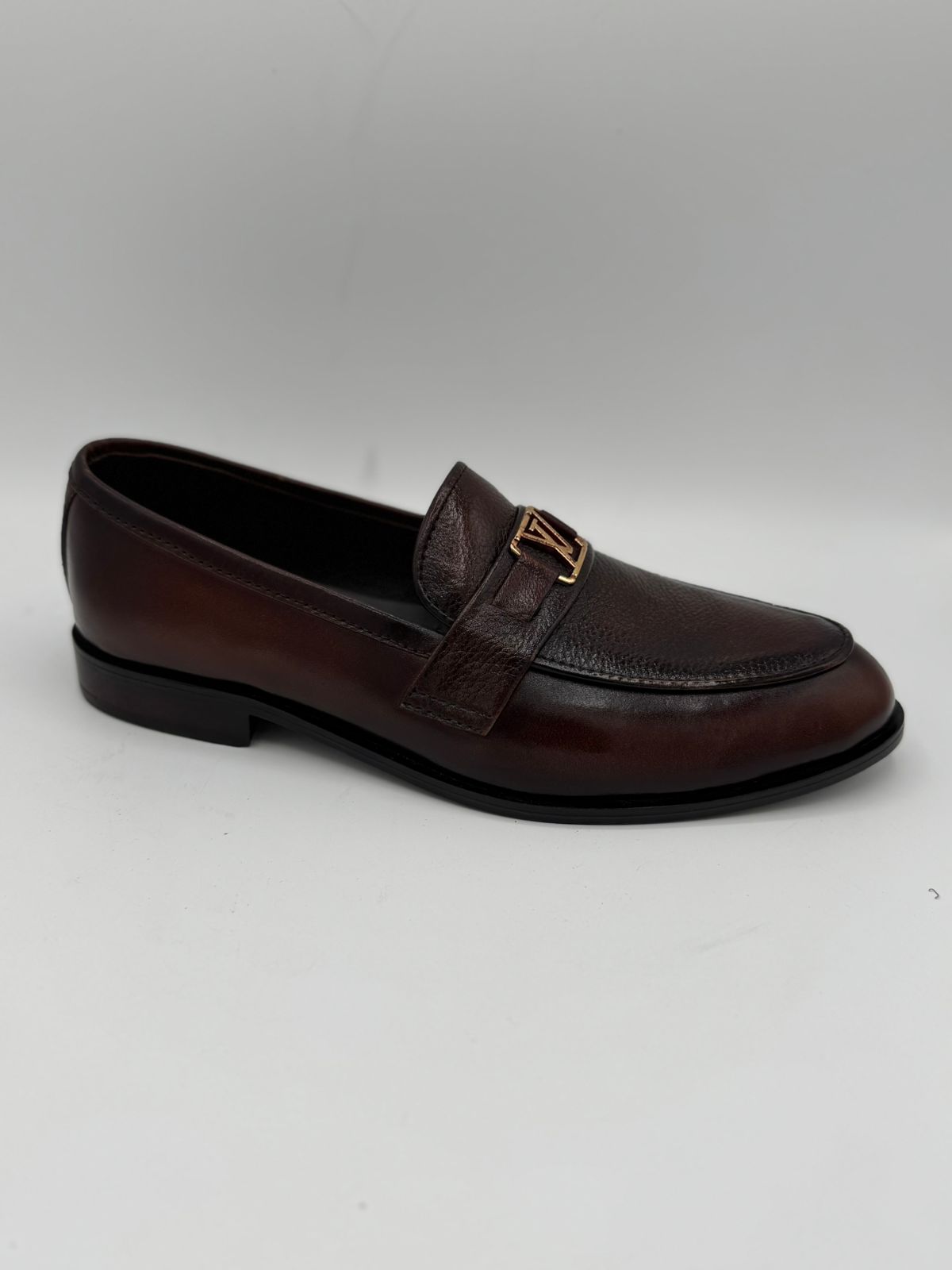 man loffar in mild leather