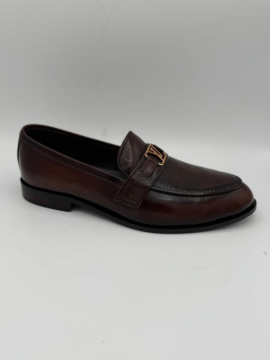 man loffar in mild leather